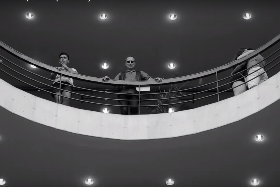 Gerson Conrad em cena do clipe "Teias"