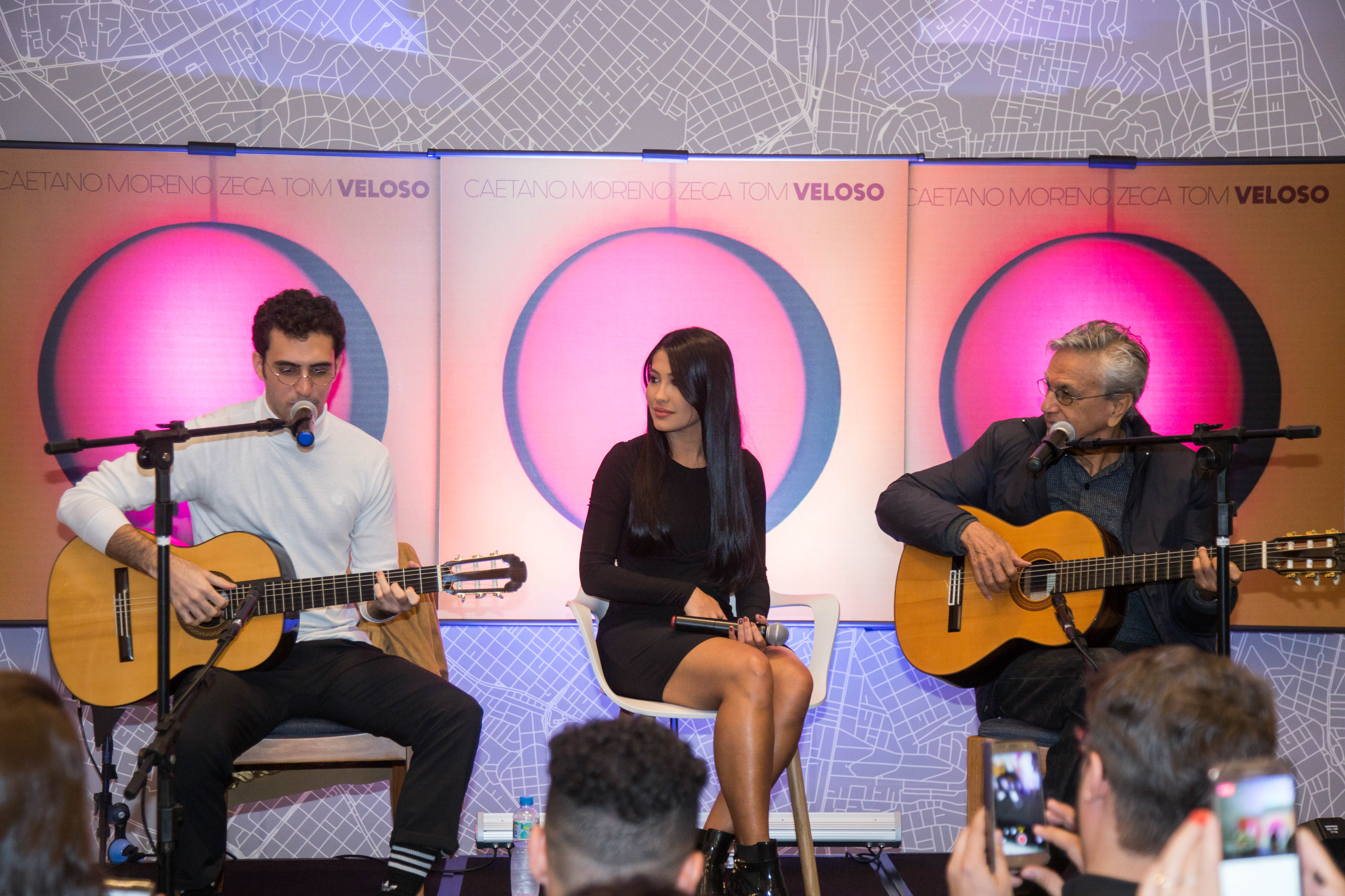 Caetano Veloso e o filho Zeca receberam jornalistas para falar sobre o projeto Ofertório