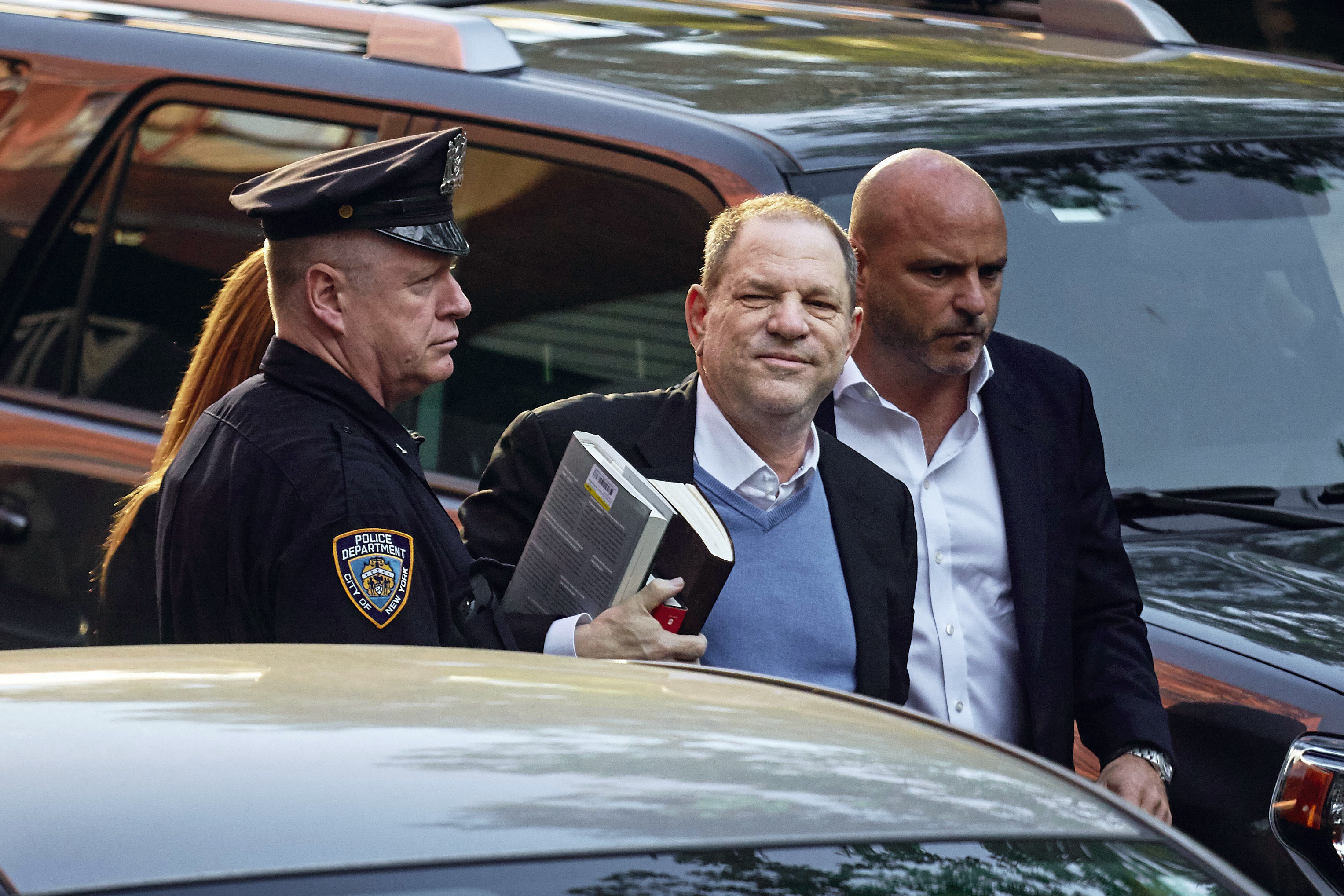 Harvey Weinstein chega à delegacia de polícia em Nova York para se entregar às autoridades após acusações abuso sexual e estupro