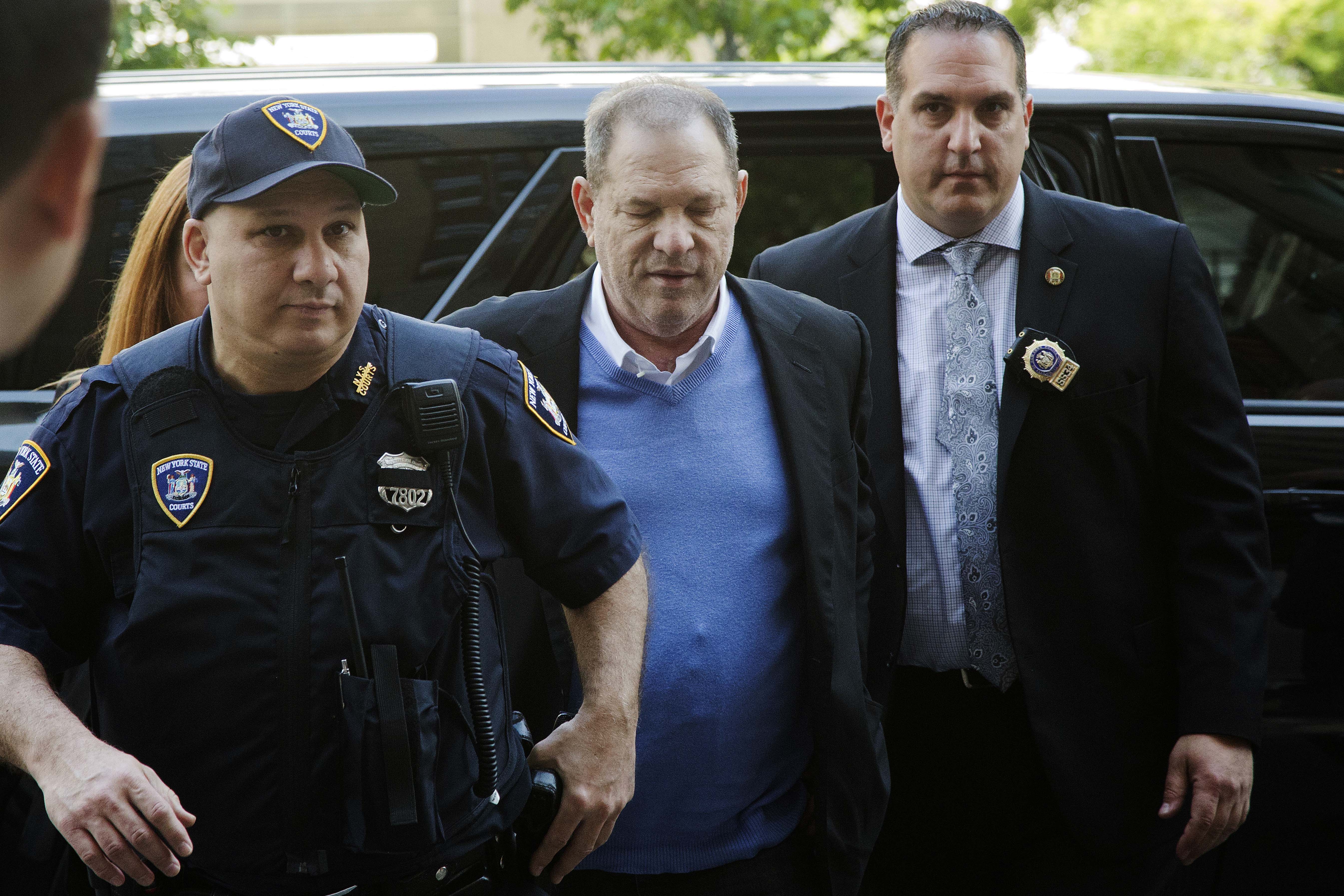 Harvey Weinstein chega à delegacia de polícia em Nova York para se entregar às autoridades após acusações abuso sexual e estupro