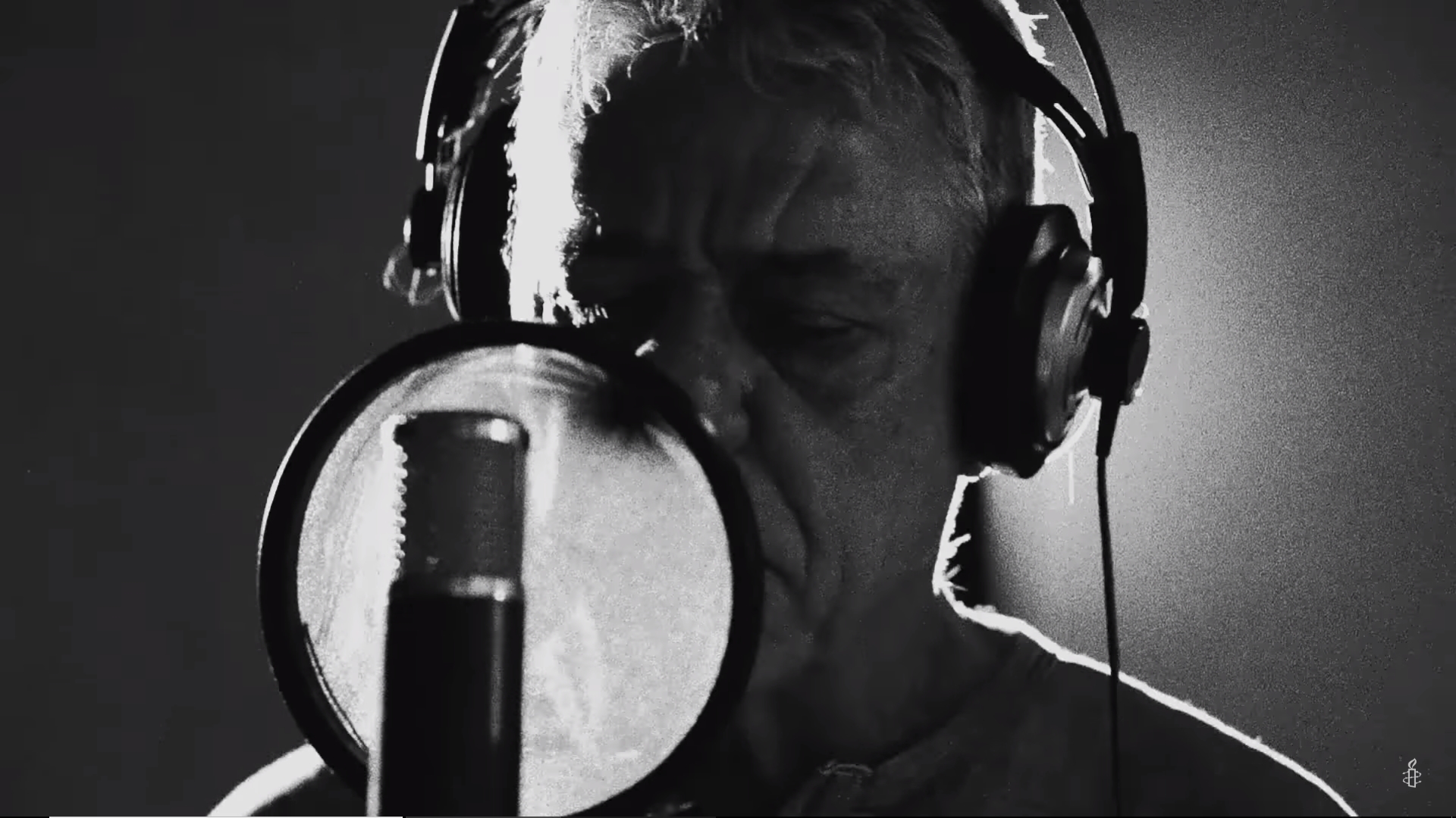 Chico Buarque em cena do vídeo de “Manifestação”, música que celebra os 70 anos da Declaração Universal dos Direitos Humanos