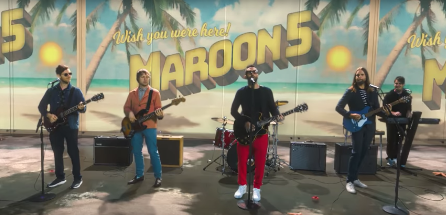 Maroon 5 no clipe de "Three Little Birds"