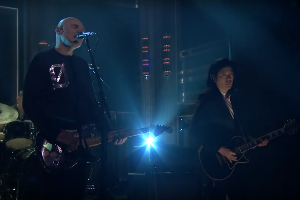 Smashing Pumpkins, com três quartos dos integrantes originais da banda (Billy Corgan, James Iha e Jimmy Chamberlain), durante performance no programa de TV norte-americano The Tonight Show With Jimmy Fallon