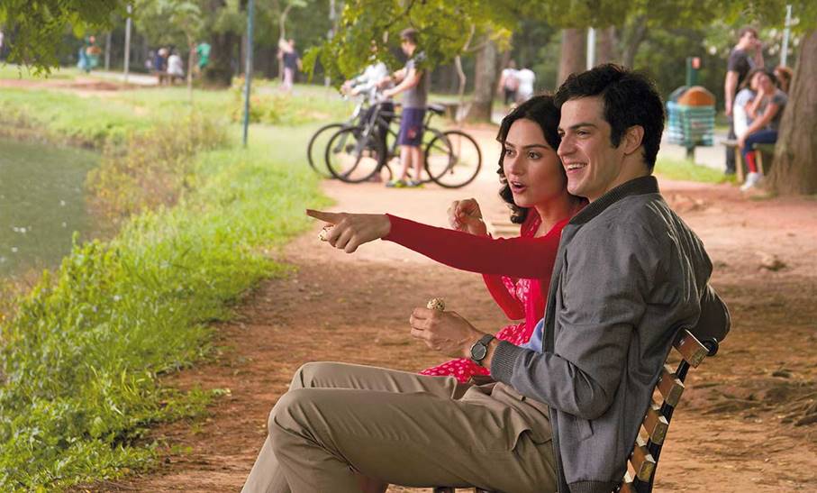 Virgílio (Mateus Solano) e Clara (Thaila Ayala) desvendam o amor sob a direção de Rodrigo Bernardo (no detalhe)