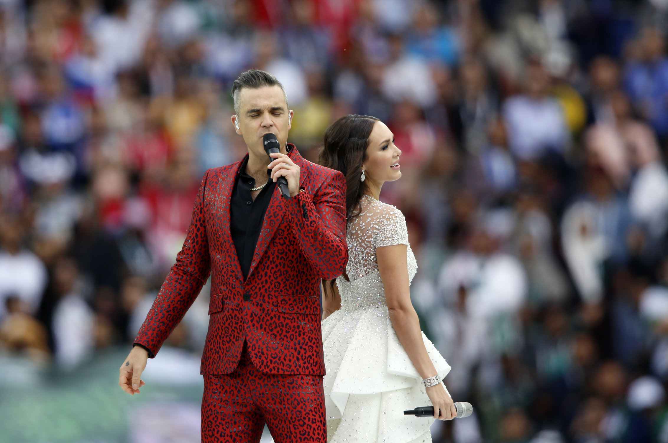 Robbie Williams e Aida Garifullina na abertura da Copa do Mundo 2018