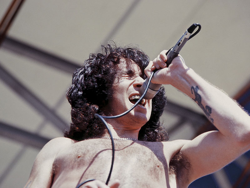 Sempre no Limite
Bon Scott no final dos anos 1970, em uma das épicas apresentações do AC/DC