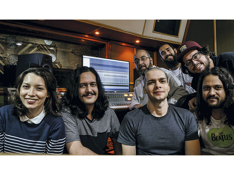 Em Casa  (Da esq. para a dir.) Salma, Anderson Maia, Aquino e João Victor Santana; (atrás) Paulinho Celestino, Braz Torres Neme e Ricardo Machado, na gravação no UP Music, em Goiânia
