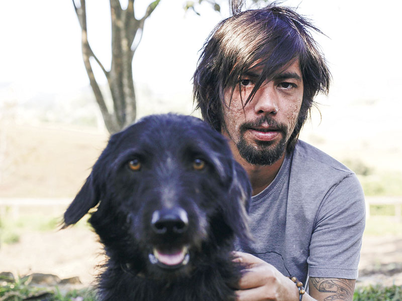 China e o cachorro, Carlos, que deu origem a todo esse projeto