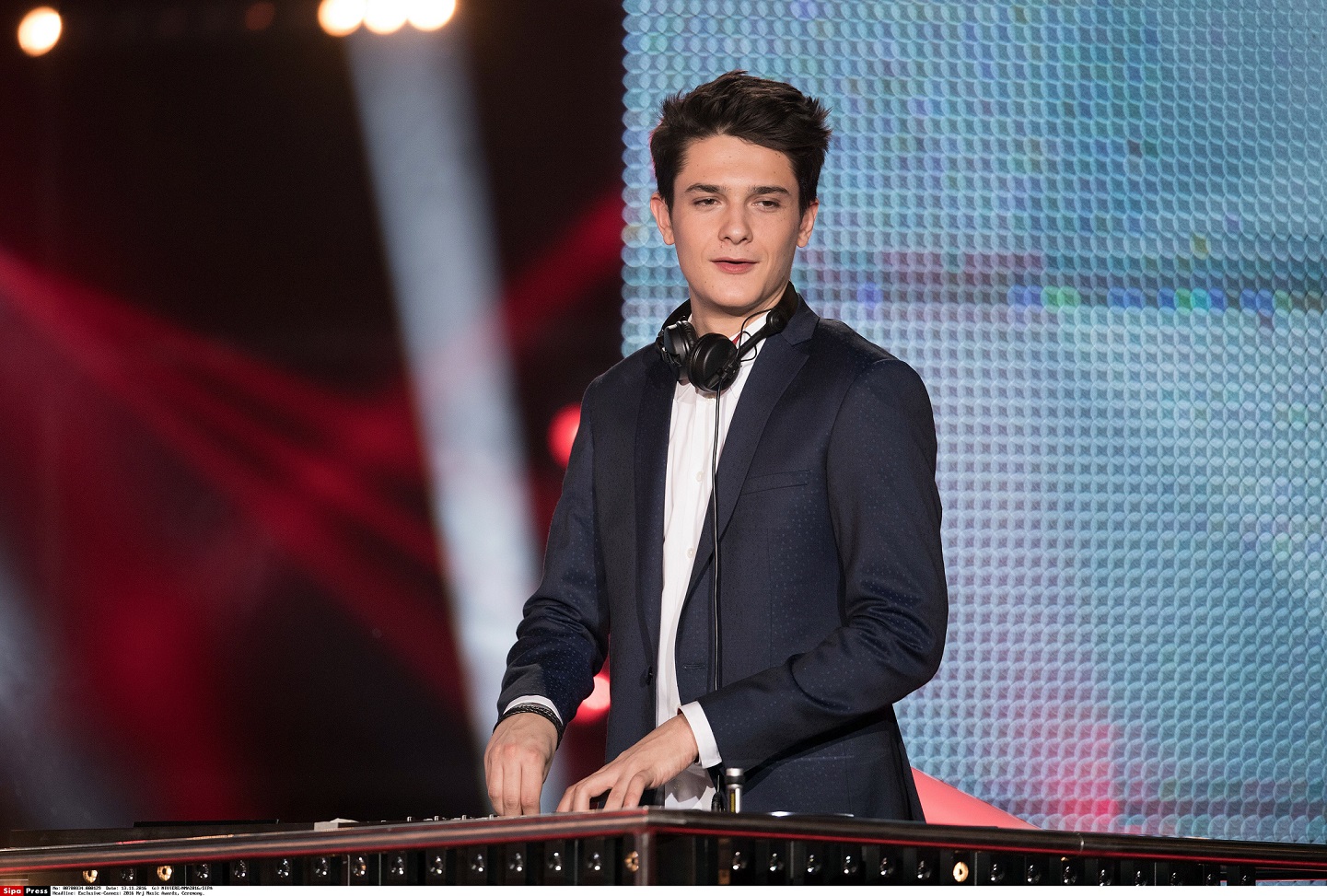 DJ Kungs durante show no NRJ Music Awards, em Cannes, na França, em 2016