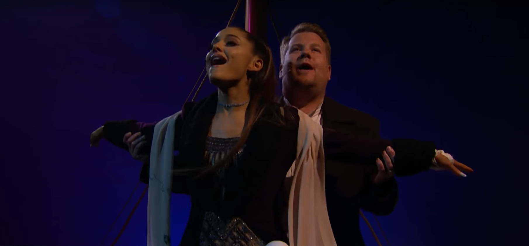 Ariana Grande e James Corden encenando Titanic