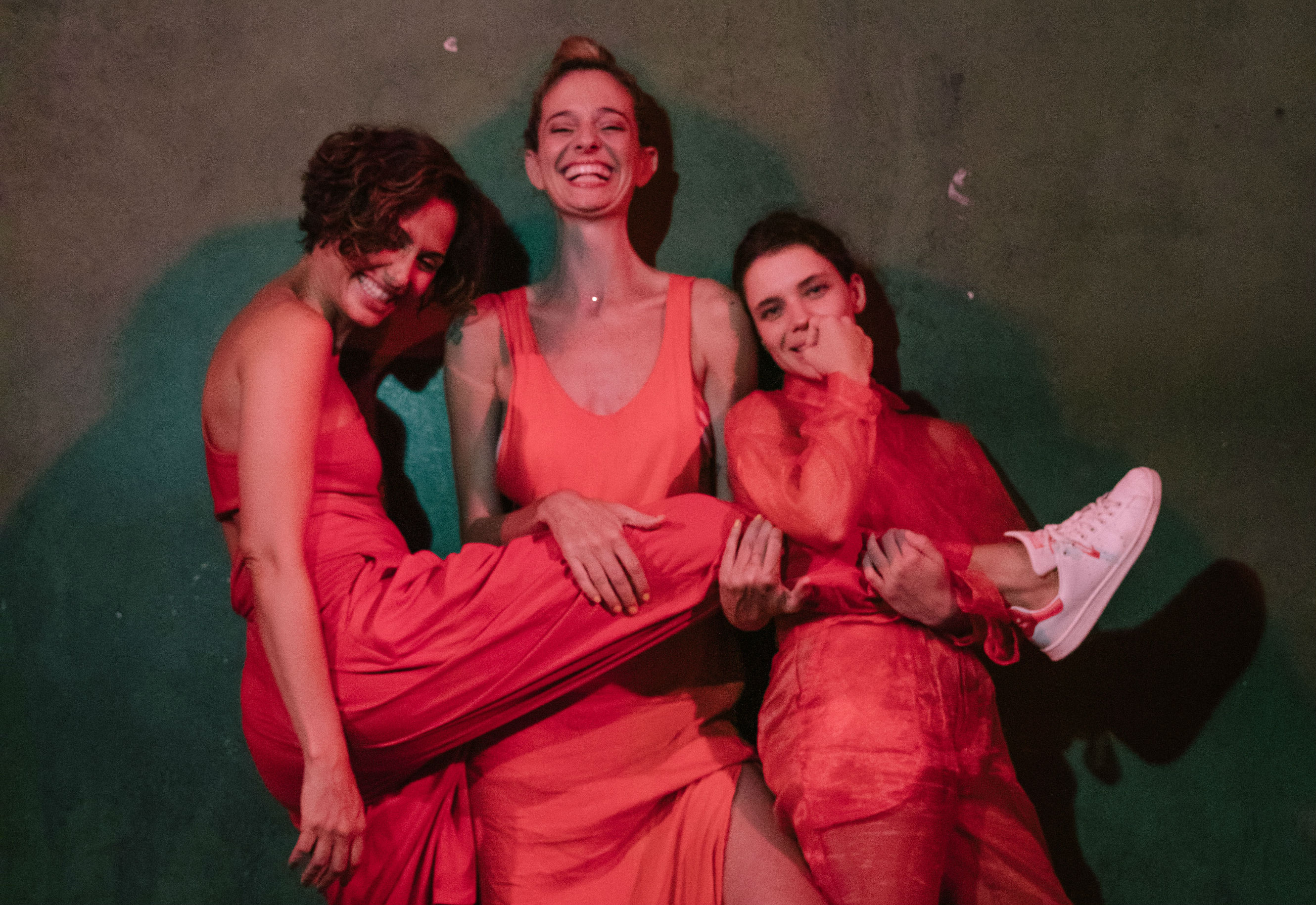 Leticia Novaes, a Letrux, com Camila Pitanga e Bruna Linzmeyer, no clipe de "Ninguém Perguntou Por Você" (Fotos: Flora Negri)