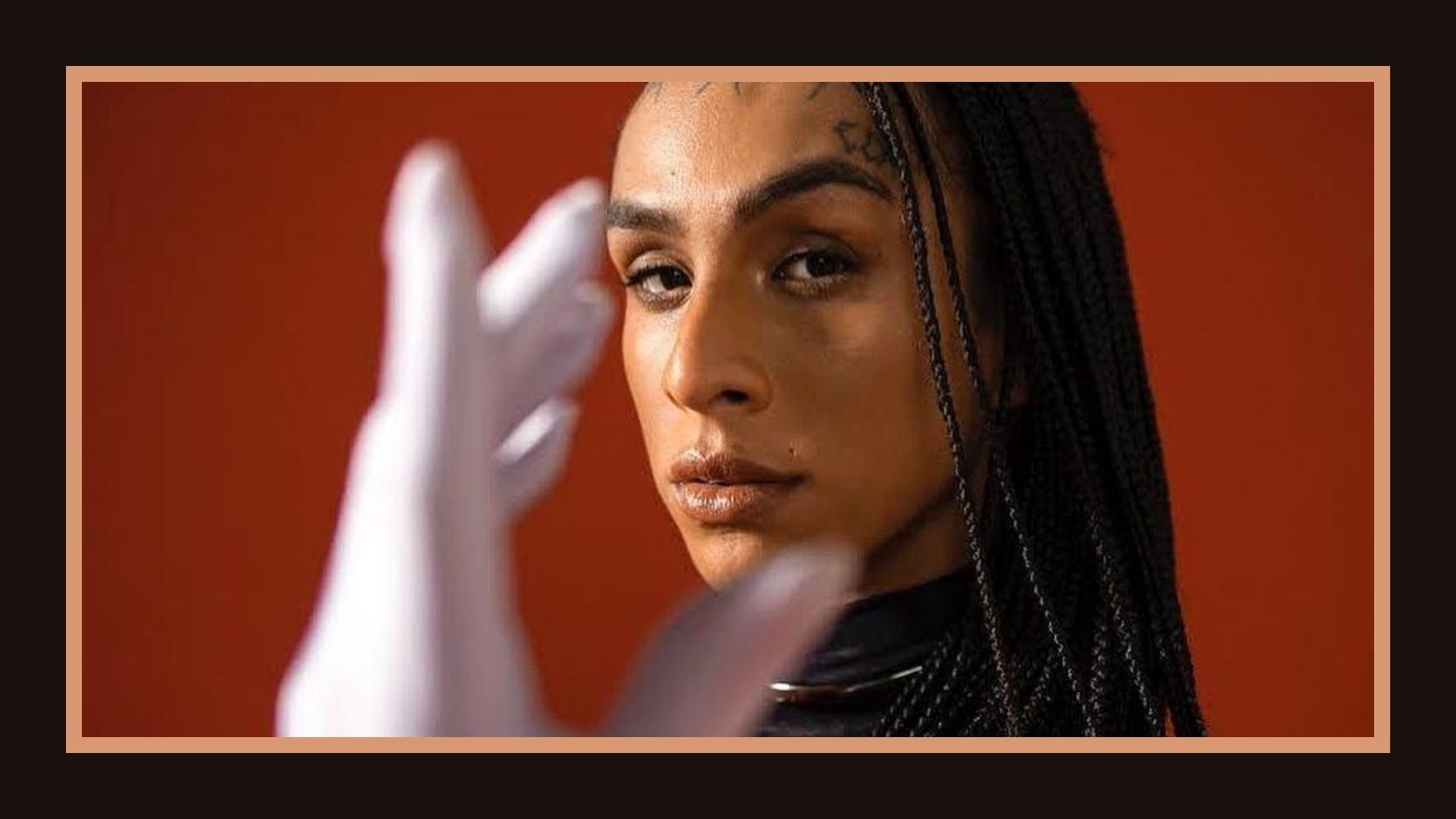 Linn da Quebrada mostra sua força em todas as artes que produz