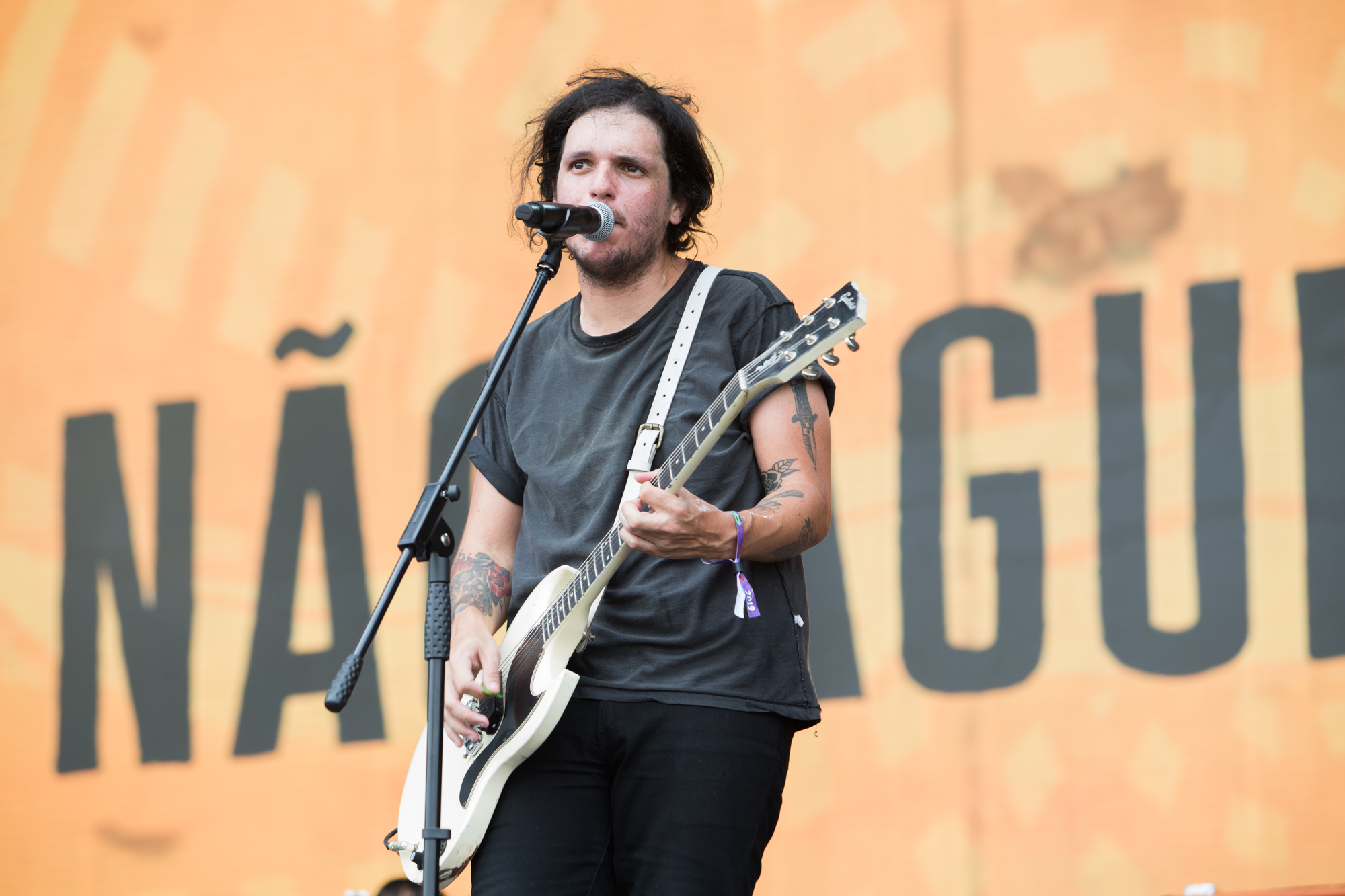 João Lemos, vocalista e guitarrista da Molho Negro (Foto: Mila Maluhy)