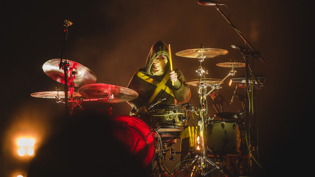 Josh Dun, do Twenty One Pilots, se apresentando no Lollapalooza 2019 (Foto: Camila Cara)