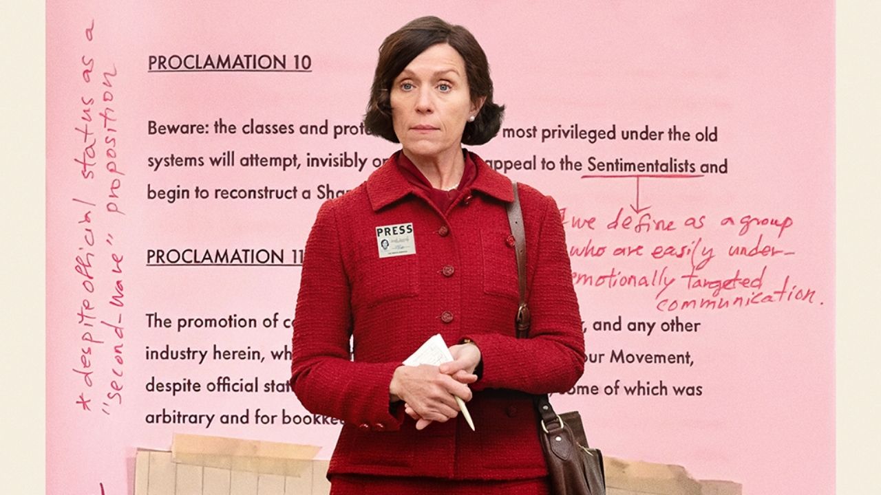 Lucinda Kremetnz (Frances McDormand) em A Crônica Francesa (Foto: Divulgação)