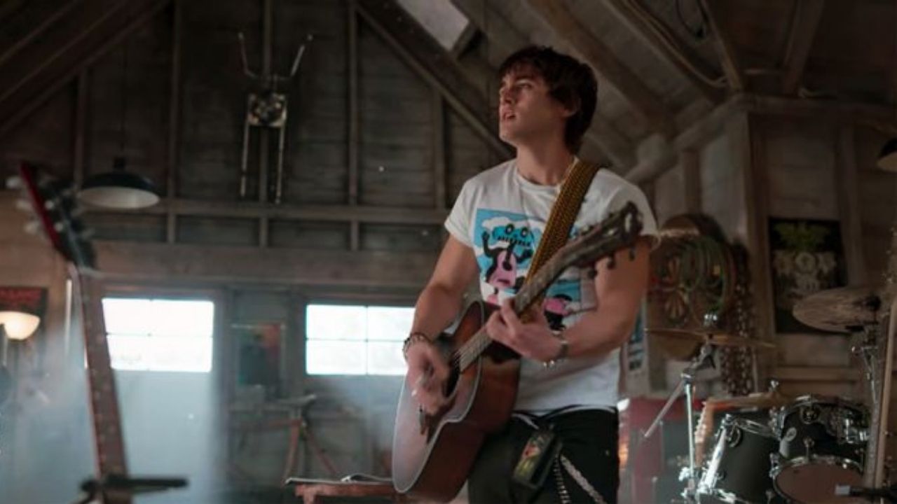 Luke (Charlie Gillespie) em Julie and the Phantoms (2020) (Foto: Divulgação)