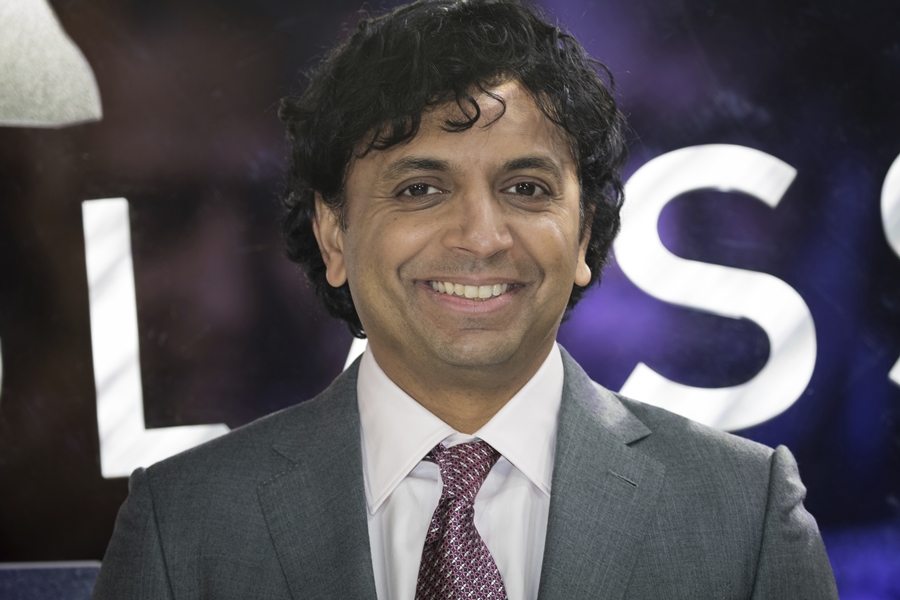 M. Night Shyamalan no lançamento de Vidro, em Londres (Foto: Vianney Le Caer/Invision/AP)