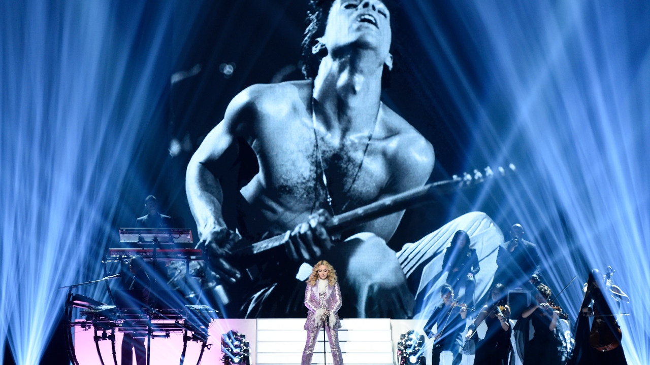 Madonna faz um tributo a Prince em 2016 (Foto: Chris Pizzello / Invision / AP)