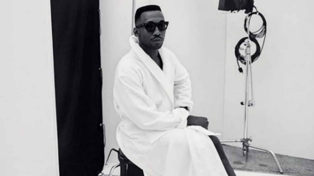 De roupão e chinelos, Mahershala Ali revela novo visual de Blade; veja