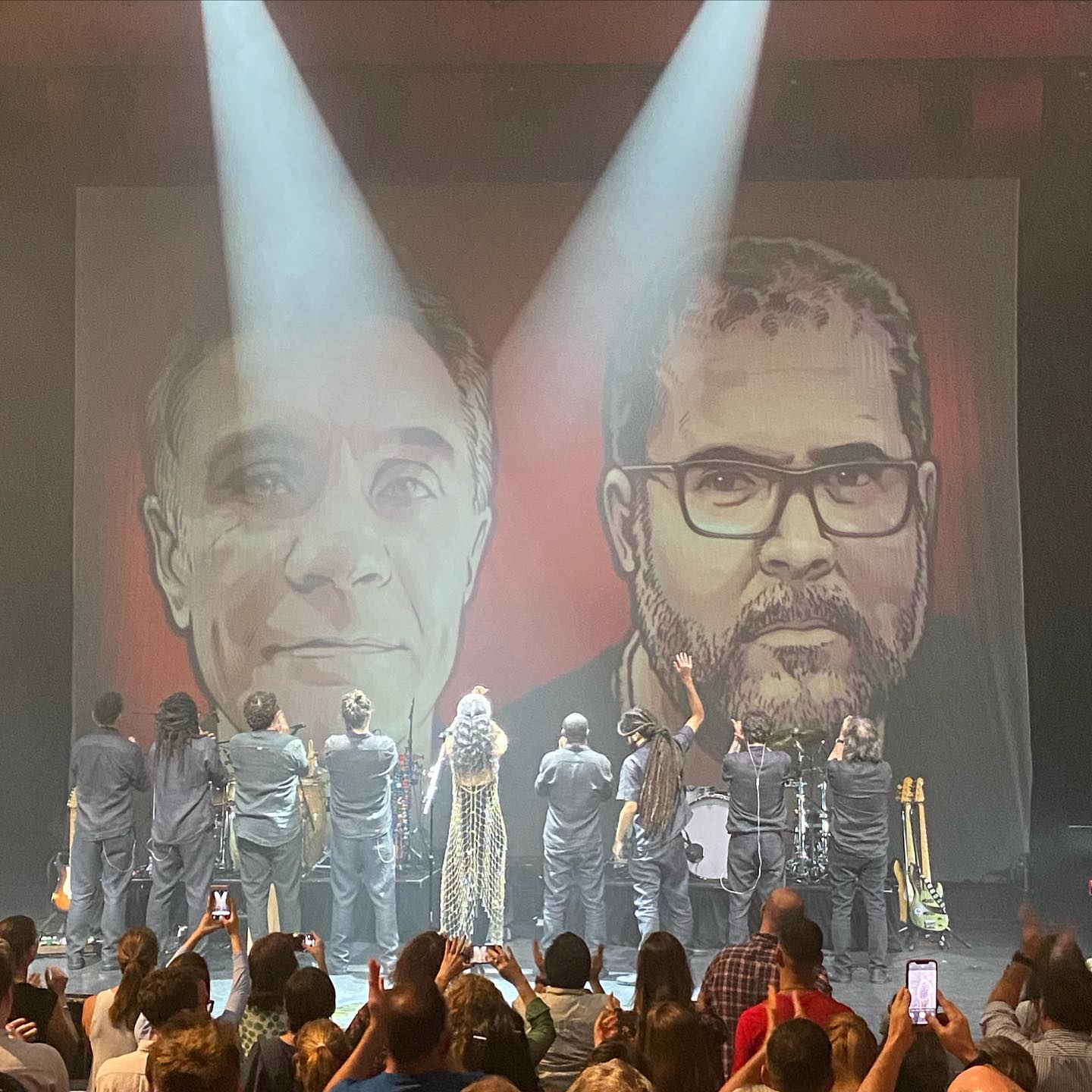 Marisa Monte homenageia Dom Phillips e Bruno Pereira em show (Reprodução/Twitter)