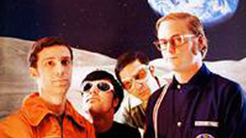 Com vibrações espaciais, grupo Man... or Astro-Man? dá adeus ao Brasil