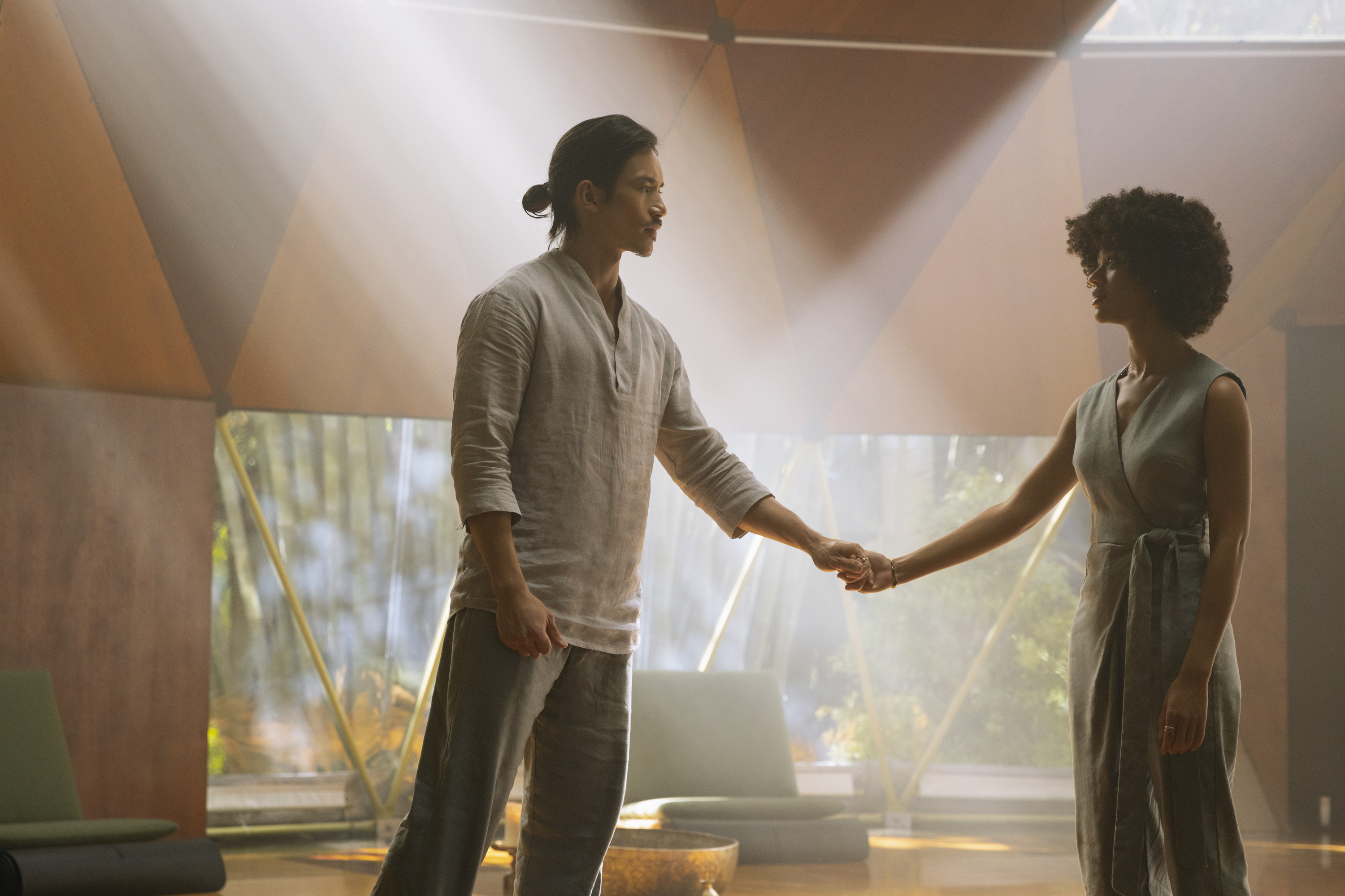 Manny Jacinto e Tiffany Boone em Nove Desconhecidos (Foto: Divulgação / Amazon Prime Video)