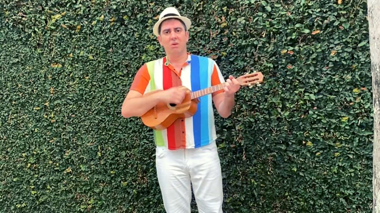 Marcelo Adnet como cubano triste (Foto: Reprodução/Globoplay)