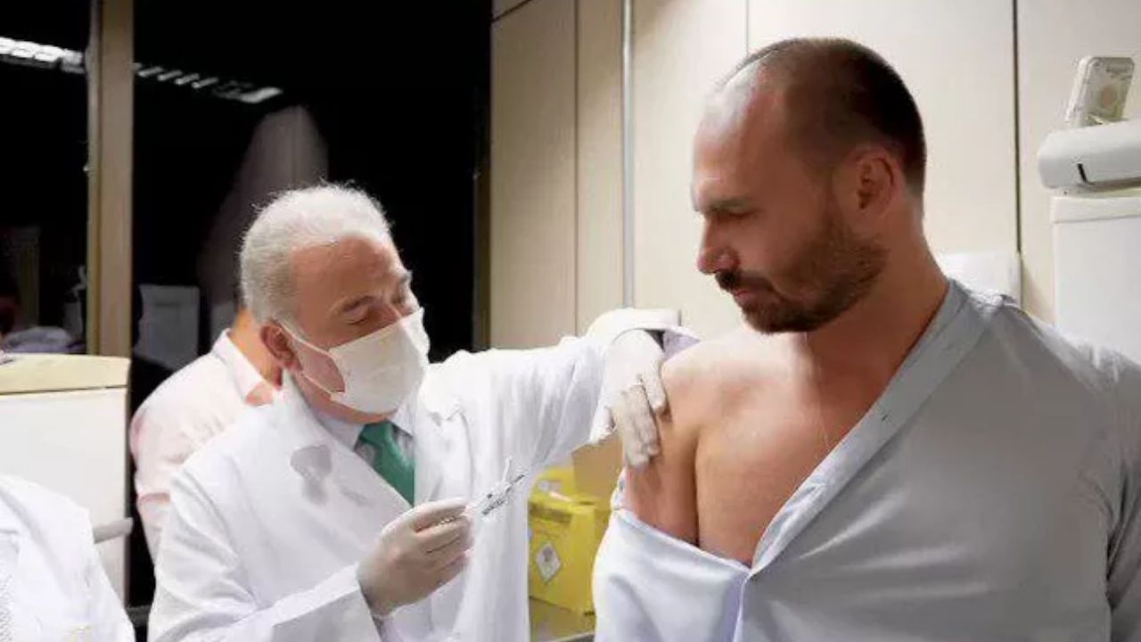 Ministro da Saúde Marcelo Queiroga aplica vacina contra covid-19 em Eduardo Bolsonaro (Foto: Reprodução/Instagram)