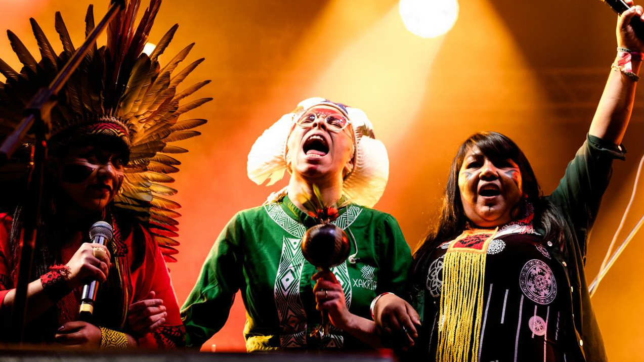 Maria Gadu (centro) no festival CoMA (Foto: Janine Moraes / Divulgação)