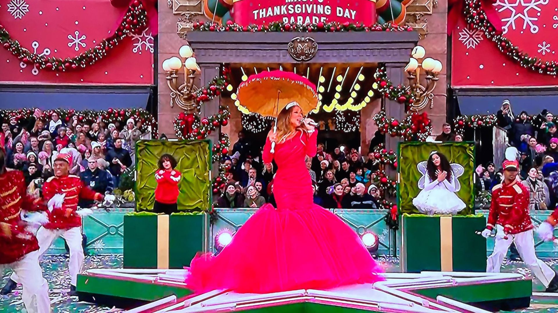 Mariah Carey e os gêmeos Roc e Roe na Parada de Ação de Graças Macy's 2022 (Foto: NBC)