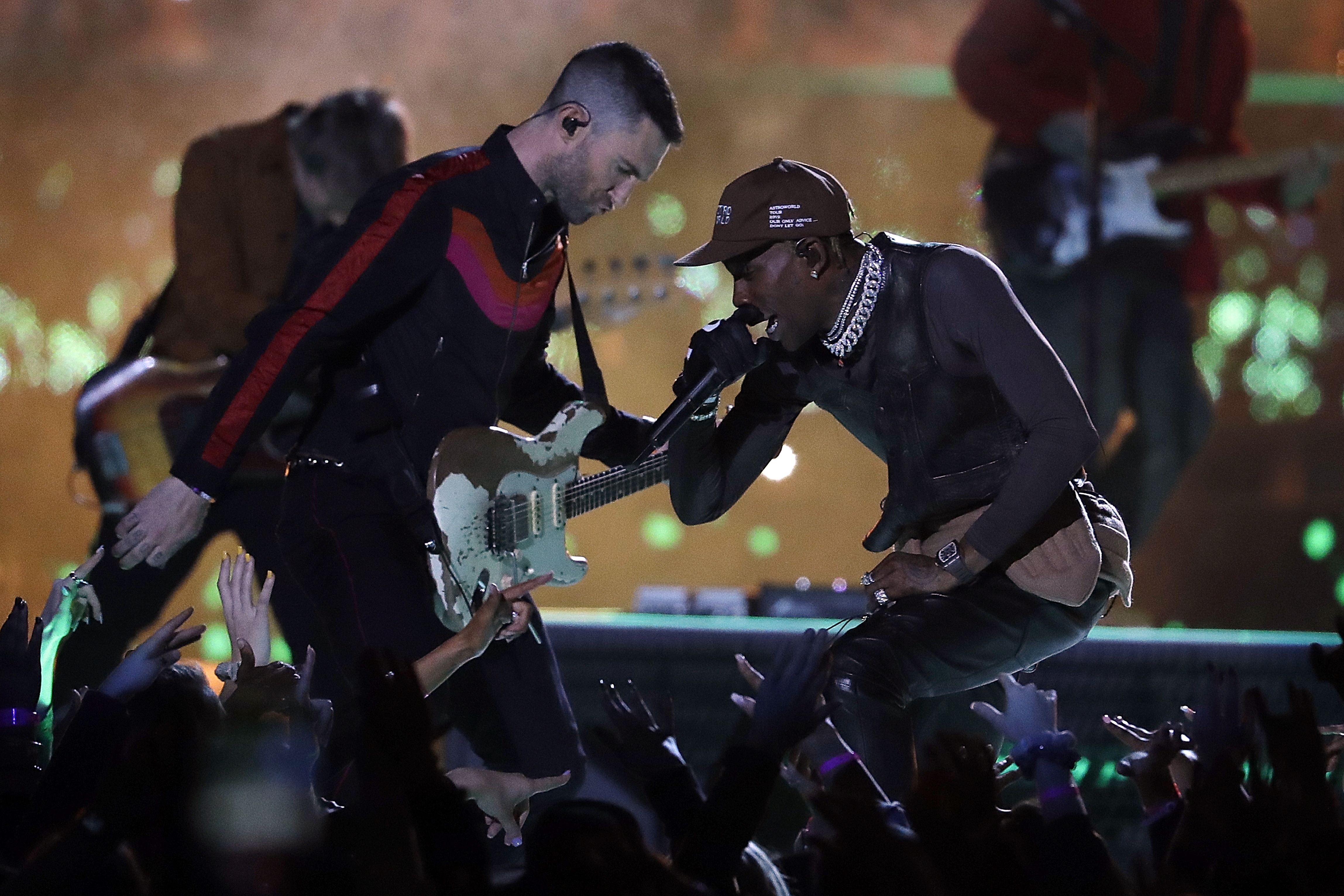 Maroon 5 e Travis Scott na final do Super Bowl LIII (Foto:AP Photo/Jeff Roberson)