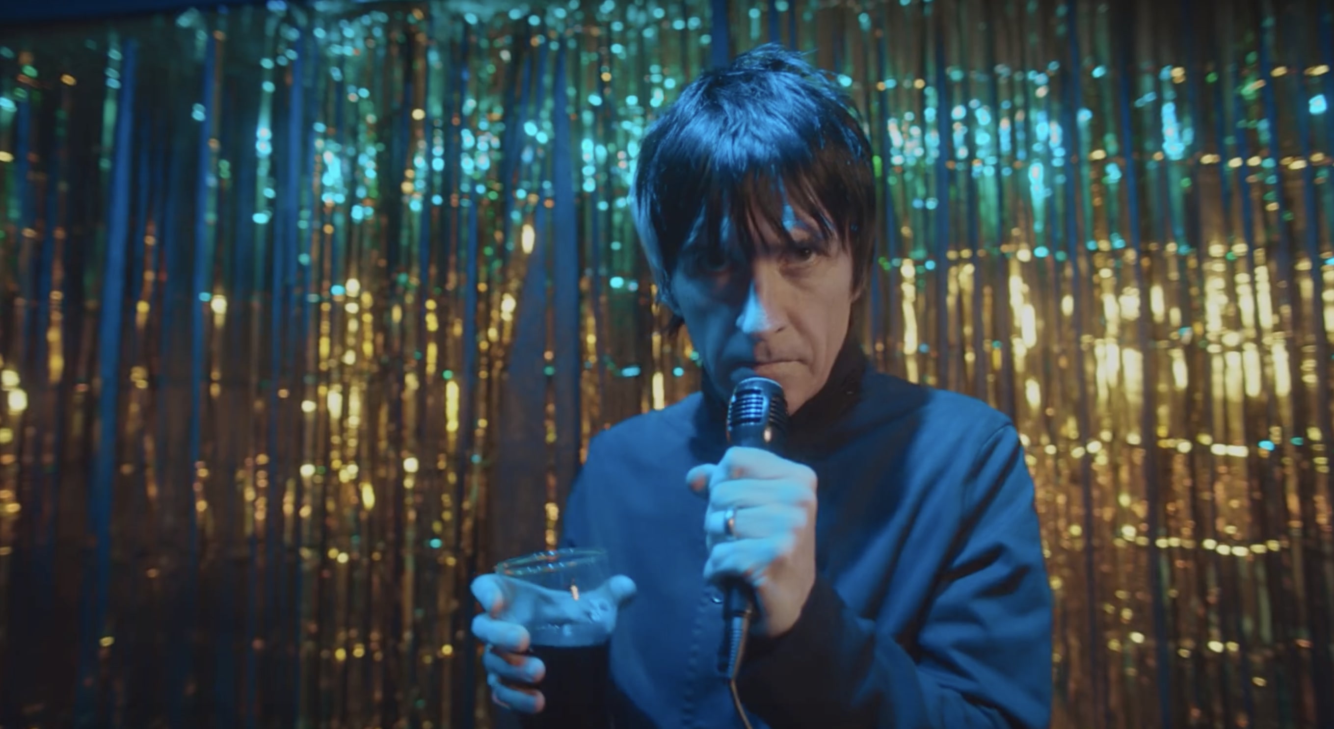 Johnny Marr no clipe de Armatopia (Foto:Reprodução)