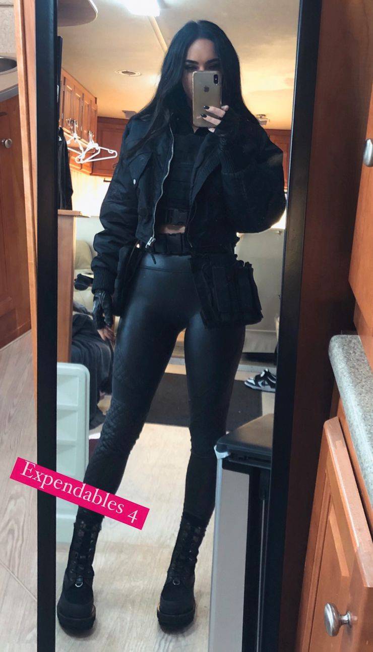 megan fox com figurino de mercenários 4