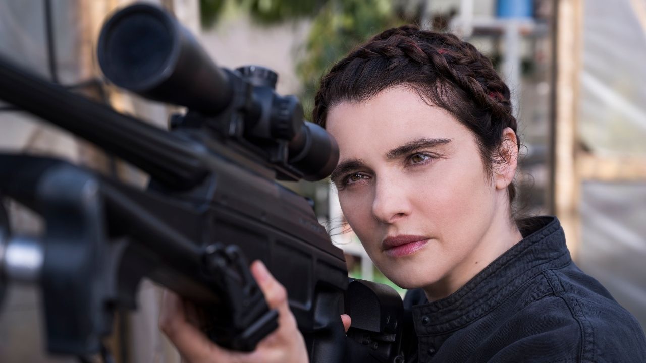 melina com arma apontando para cima em cena de viúva negra