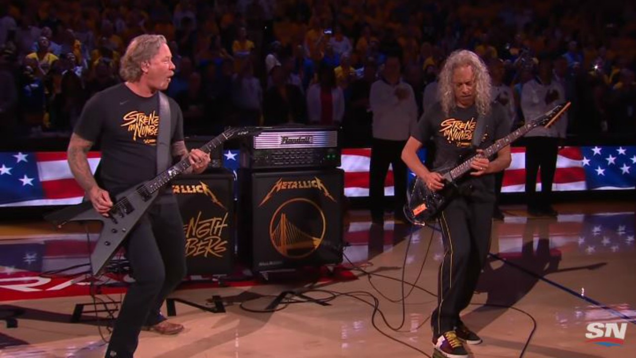 James Hetfield e Kirk Hammett se apresentam nas finais da NBA (Foto: Reprodução)