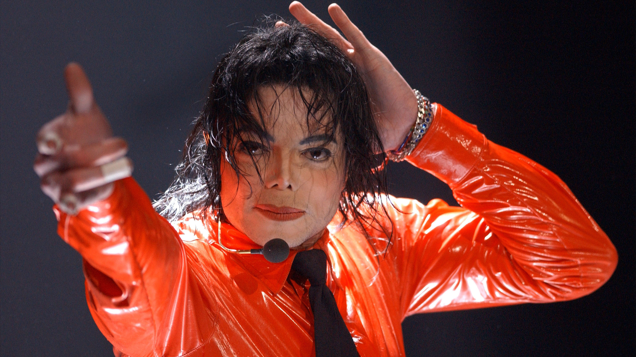 Michael Jackson se apresenta no "American Bandstands 50th...A Celebration" em abril de 2002 (Vince Bucci/Getty Images)