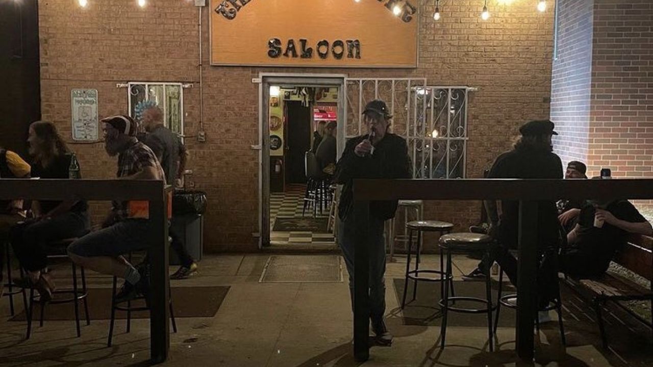 Mick Jagger toma cerveja em bar nos EUA (Foto: Reprodução/Twitter)