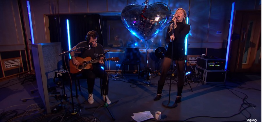 Miley Cyrus e Mark Ronson (Foto: Reprodução)