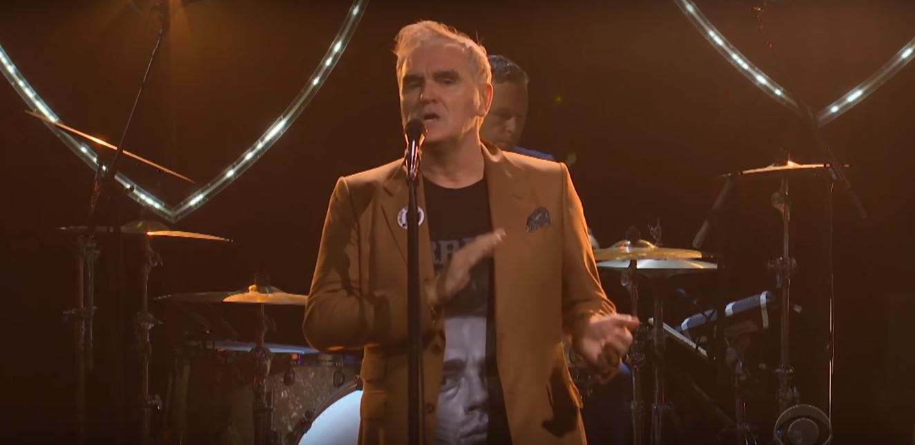 Morrissey durante apresentação no The Late Late Show with James Corden (Foto: Reprodução)