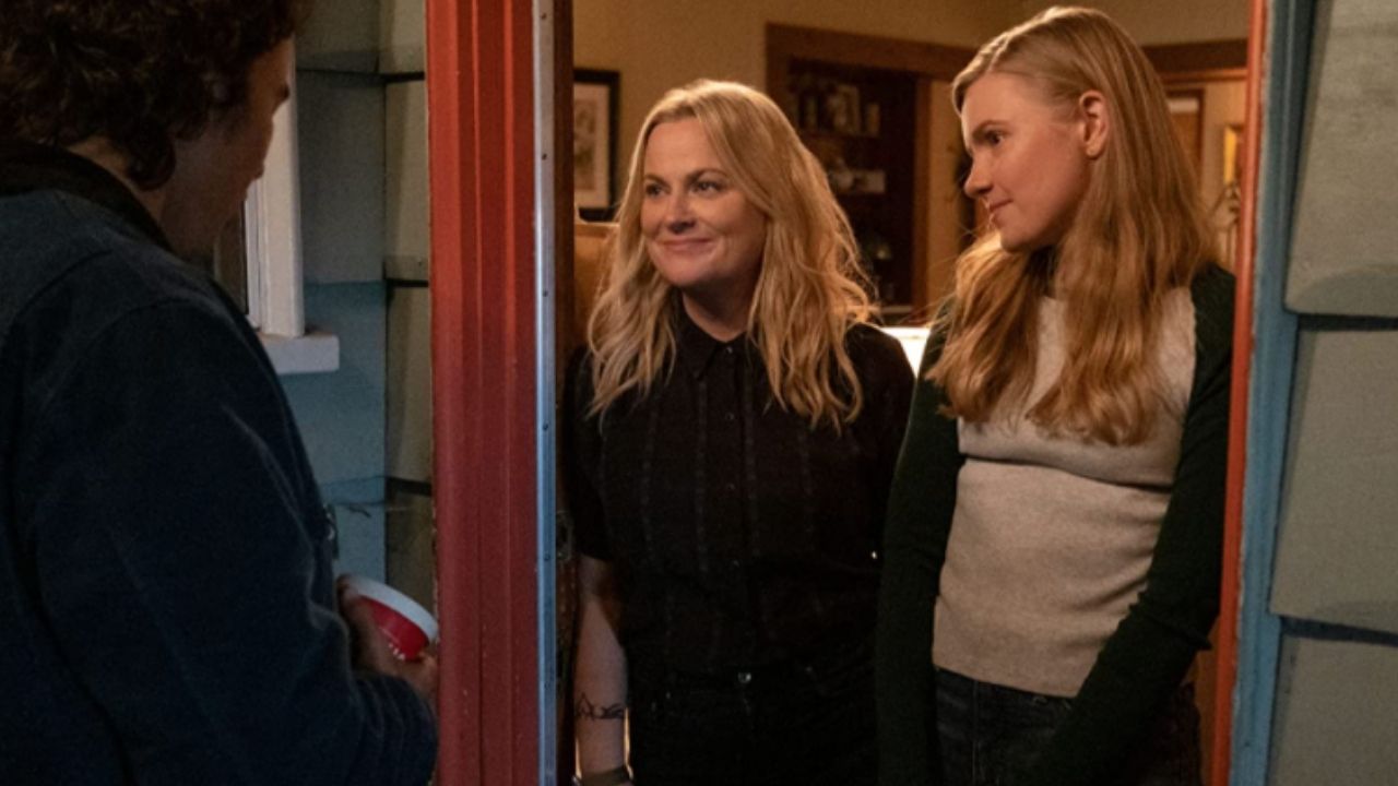 Amy Poehler e Hadley Robinson em Moxie (Foto: Reprodução)