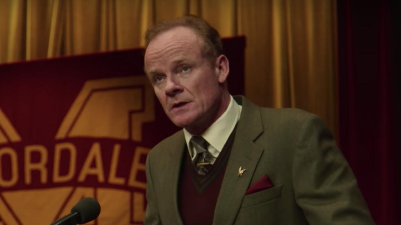 Alistair Petrie como Mr. Groff em Sex Education (Foto: Reprodução)