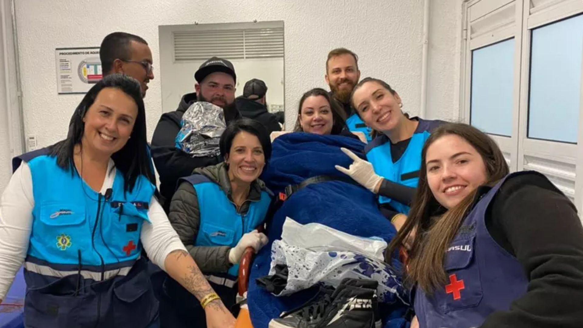 Joice e a equipe médica responsável por realizar o parto durante o show do Metallica, em Curitiba