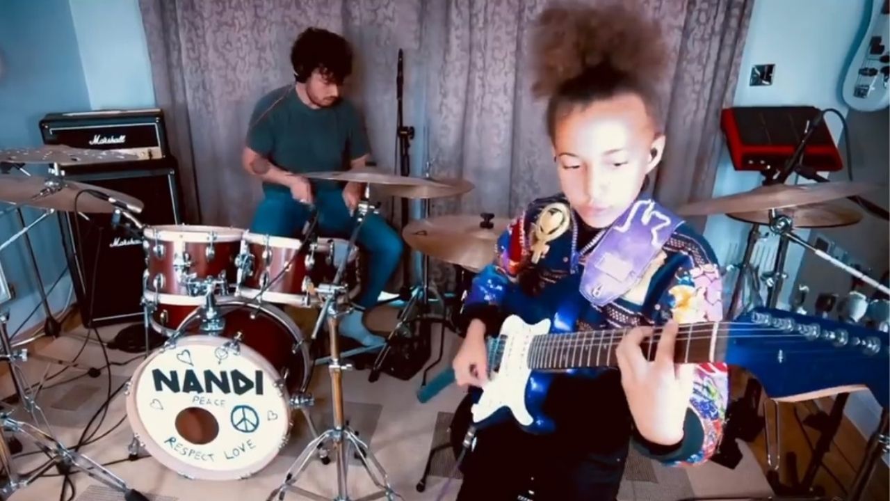 Nandi Bushell e Matt Helders (Foto: reprodução vídeo)