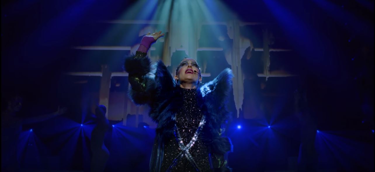 Natalie Portman durante cena de Vox Lux (Foto: Reprodução)