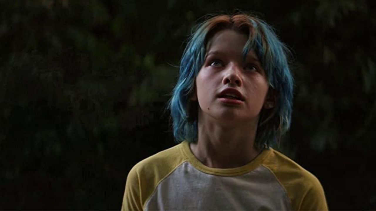 natasha jovem com cabelo azul olhando para cima em viúva negra