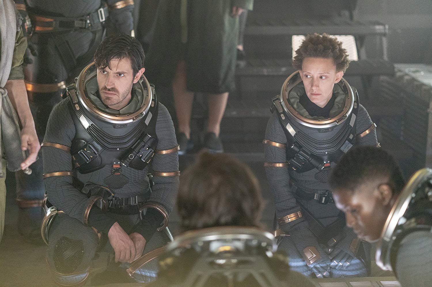 Eoin Macken e Maya Eshet em Nightflyers (Foto:Reprodução/Syfy)