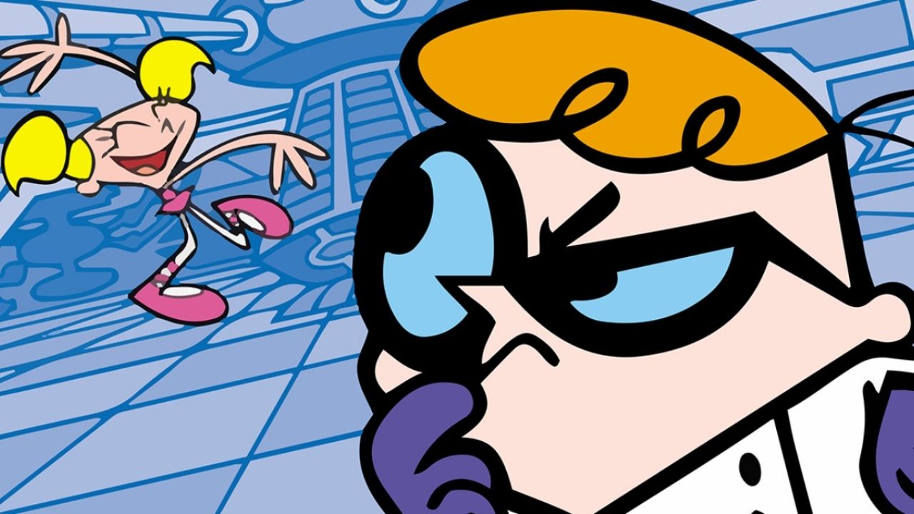 dexter desconfiado enquanto dee dee dança ao fundo do laboratório