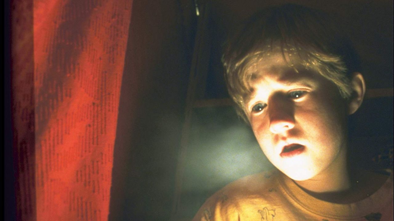 Haley Joel Osment em cena de O Sexto Sentido (Foto: Divulgação / Buena Vista)