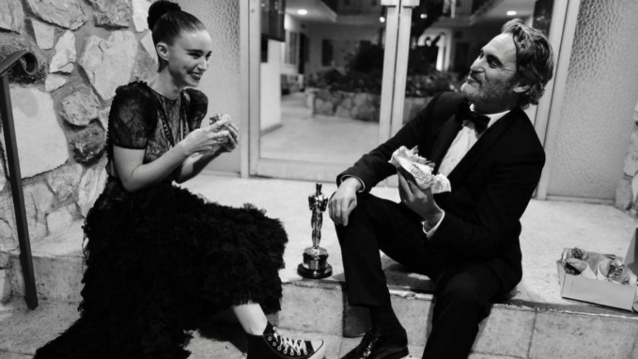 Joaquin Phoenix e Rooney Mara comendo hambúrguer vegano após Oscar (Foto: Reprudução/Greg Willians/Instagram)