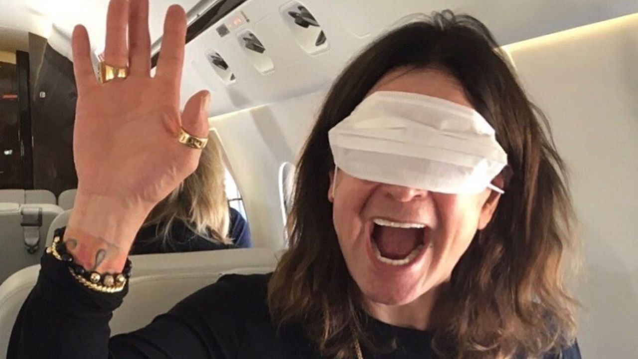 Ozzy Osbourne brinca com máscara de proteção e web diz que é indireta para Jair Bolsonaro